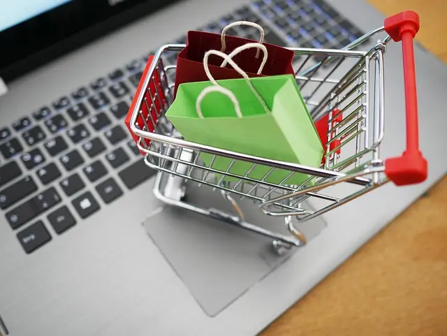 Jak skutecznie negocjować ceny podczas zakupów online?